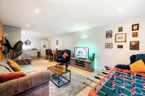 Smart TV, table football - Spacious 5-Bed Apartment for Groups · Free Parking (Birmingham)
