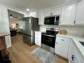 Fridge, microwave, oven, stovetop - AirBean B - Studio (Kilgore)