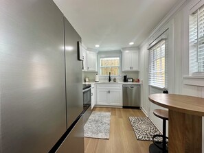 Fridge, microwave, oven, stovetop - AirBean B - Studio (Kilgore)