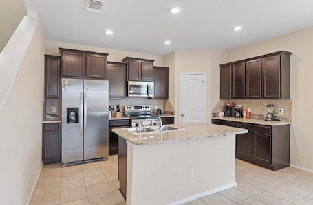 Private kitchen. Spacious 4-bedroom house in charming Jarrell with AC