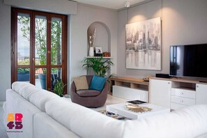 Smart TV - Elegant apartment for 6 people. Private elevator and large terrace. Milan. (Milano)