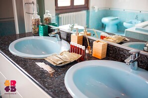 Shower, jetted bath, hair dryer, bidet - Elegant apartment for 6 people. Private elevator and large terrace. Milan. (Milano)