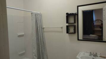 Basic Double Room | Bathroom