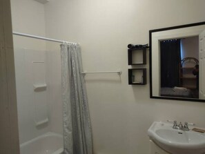 Basic Double Room | Bathroom