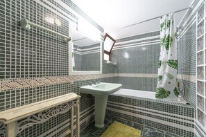 Shower, hair dryer, bidet, towels - Villa Monte Domingos Simões - A truly traditional Portuguese villa with private pool (Albufeira)