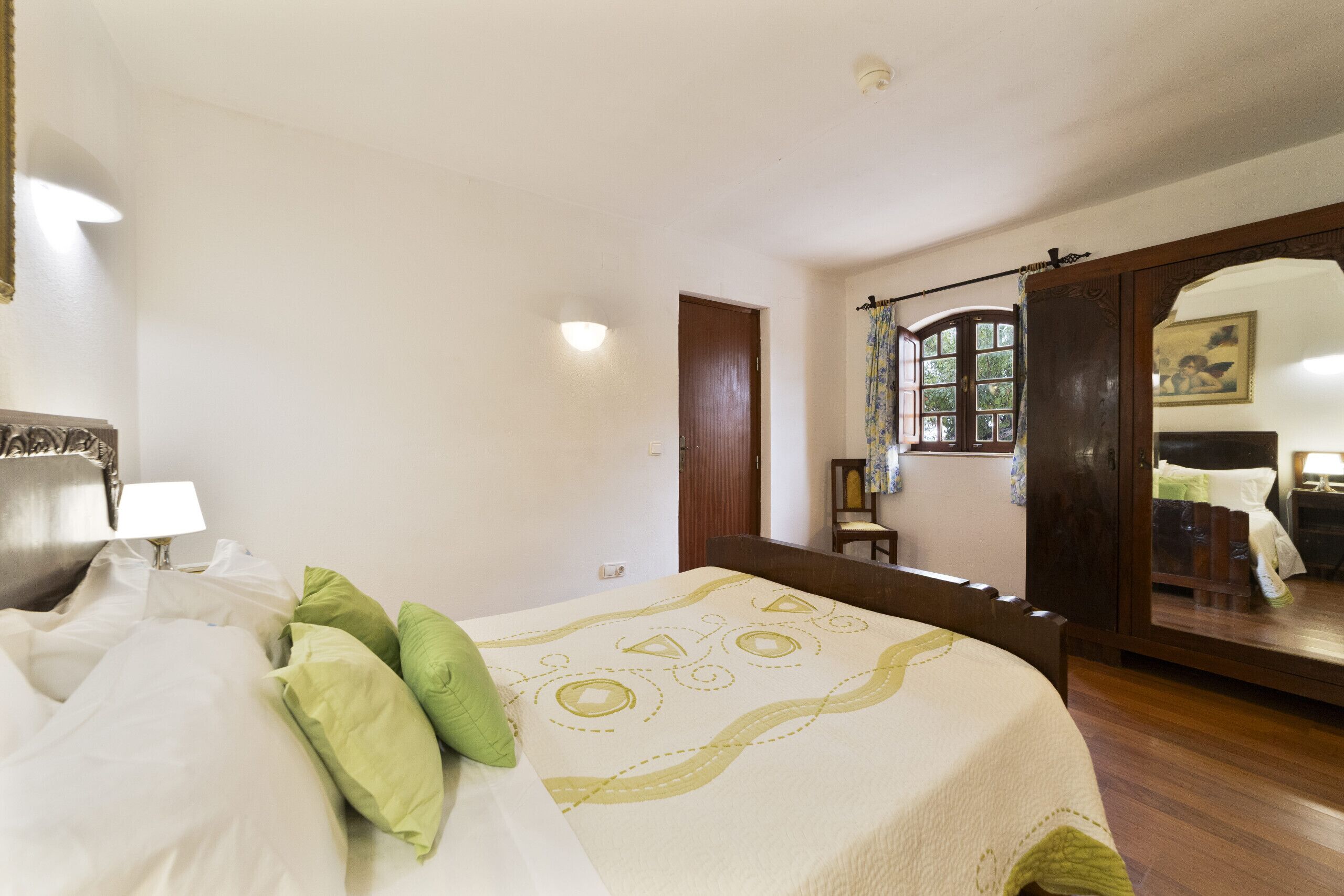 6 bedrooms, in-room safe, iron/ironing board, free WiFi