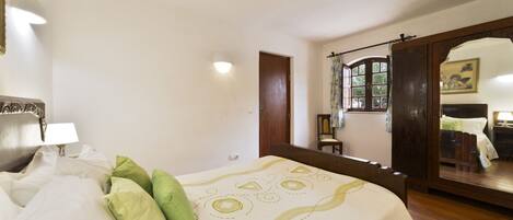 6 bedrooms, in-room safe, iron/ironing board, free WiFi