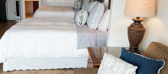 Charming~private hotel room in serene St. Simons Island overlooking a pond