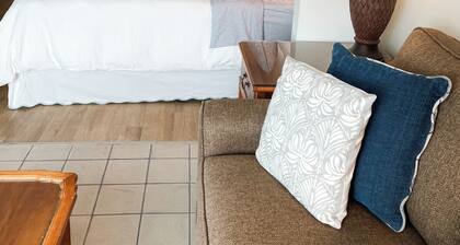 Charming~private hotel room in serene St. Simons Island overlooking a pond