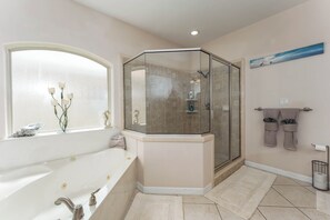Jetted bath, hair dryer, towels, soap - Poolside Bliss/fenced yard/water views/golf/pickleball/pets/tennis/extended stay (Laguna Vista)