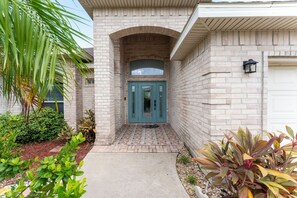 Exterior detail - Poolside Bliss/fenced yard/water views/golf/pickleball/pets/tennis/extended stay (Laguna Vista)