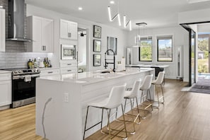 Fridge, microwave, oven, stovetop - Spacious 4BR/ 3.5 Bath Canal into the Gulf House with Heated Pool (Port Charlotte)