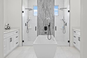 Shower, hair dryer, towels, soap - Spacious 4BR/ 3.5 Bath Canal into the Gulf House with Heated Pool (Port Charlotte)