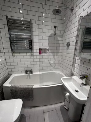 Shower, hair dryer, towels, soap - Large Victorian 3-Bed House • Ideal for Families & Work (Portsmouth)
