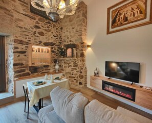 Una televisión, una chimenea