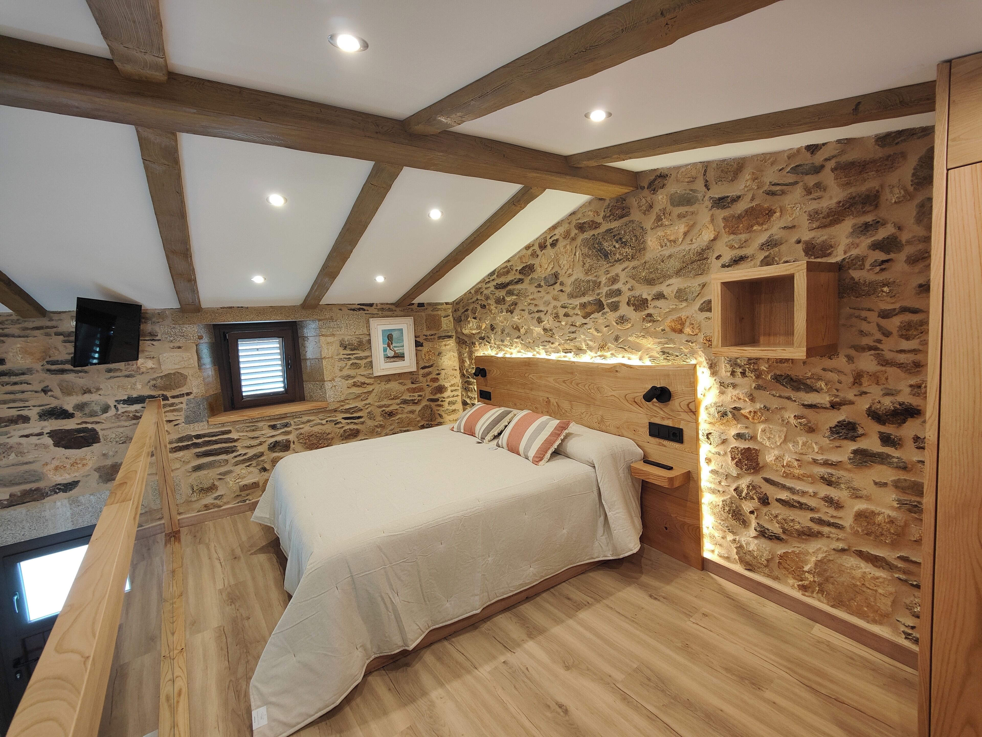 Een strijkplank/strijkijzer, wifi, beddengoed