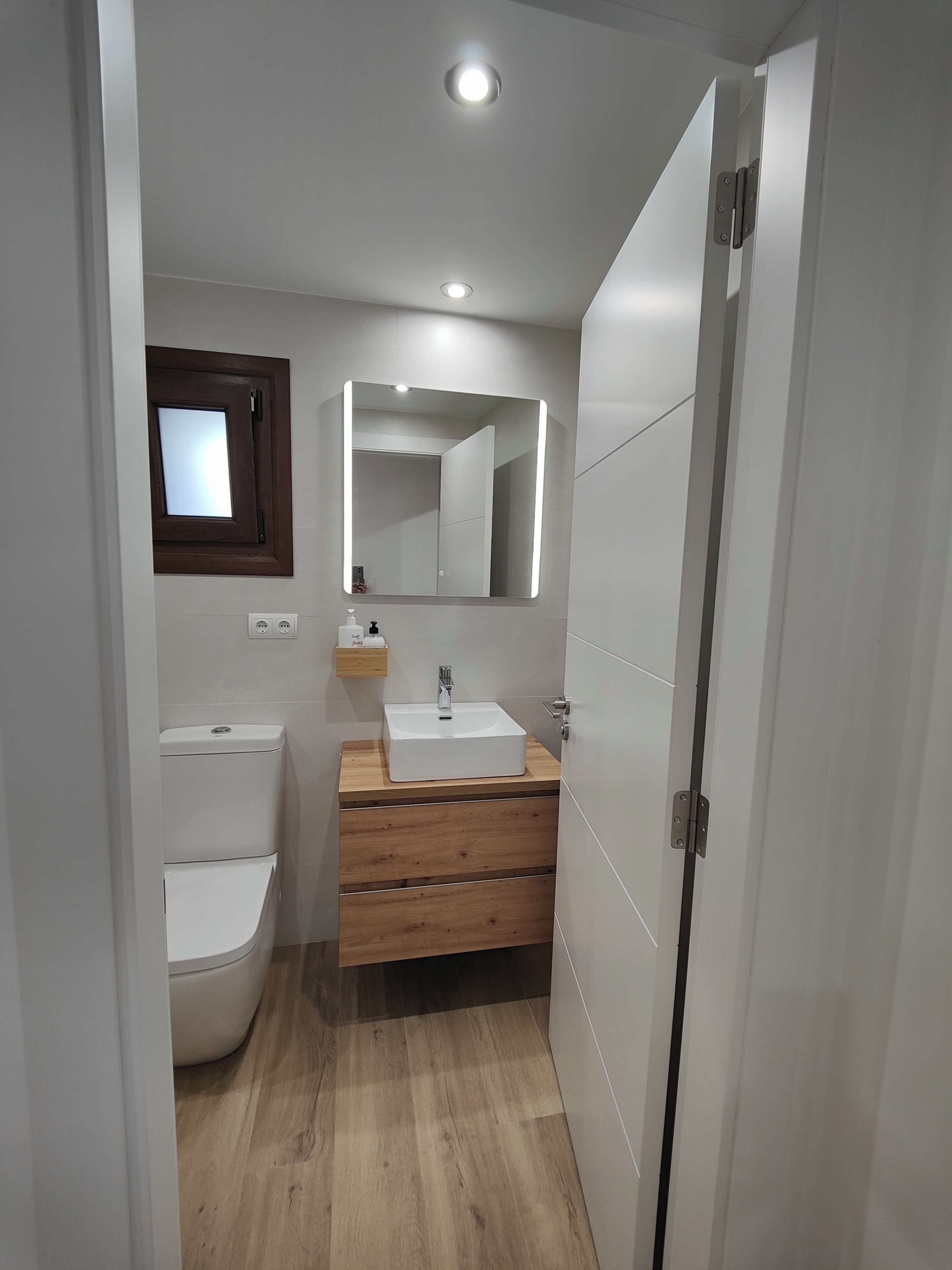 Ducha, secador de pelo, toallas, jabón