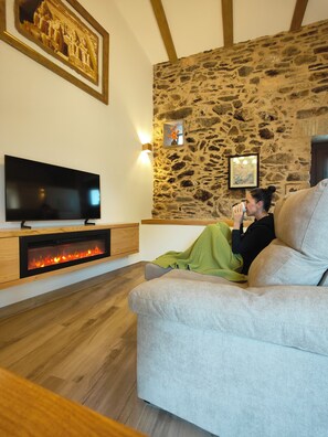 Een televisie en een open haard