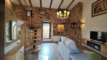 Een televisie en een open haard