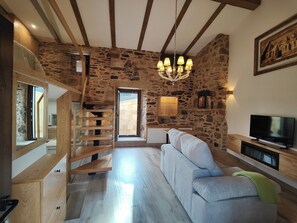 Een televisie en een open haard