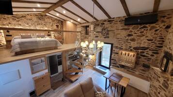 Een televisie en een open haard