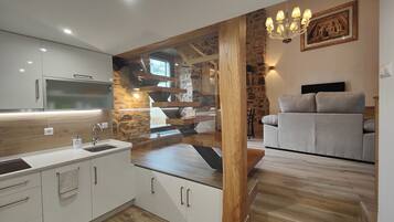 Een televisie en een open haard