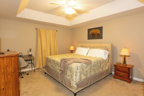 Escritorio, tabla de planchar con plancha, cuna de viaje y wifi