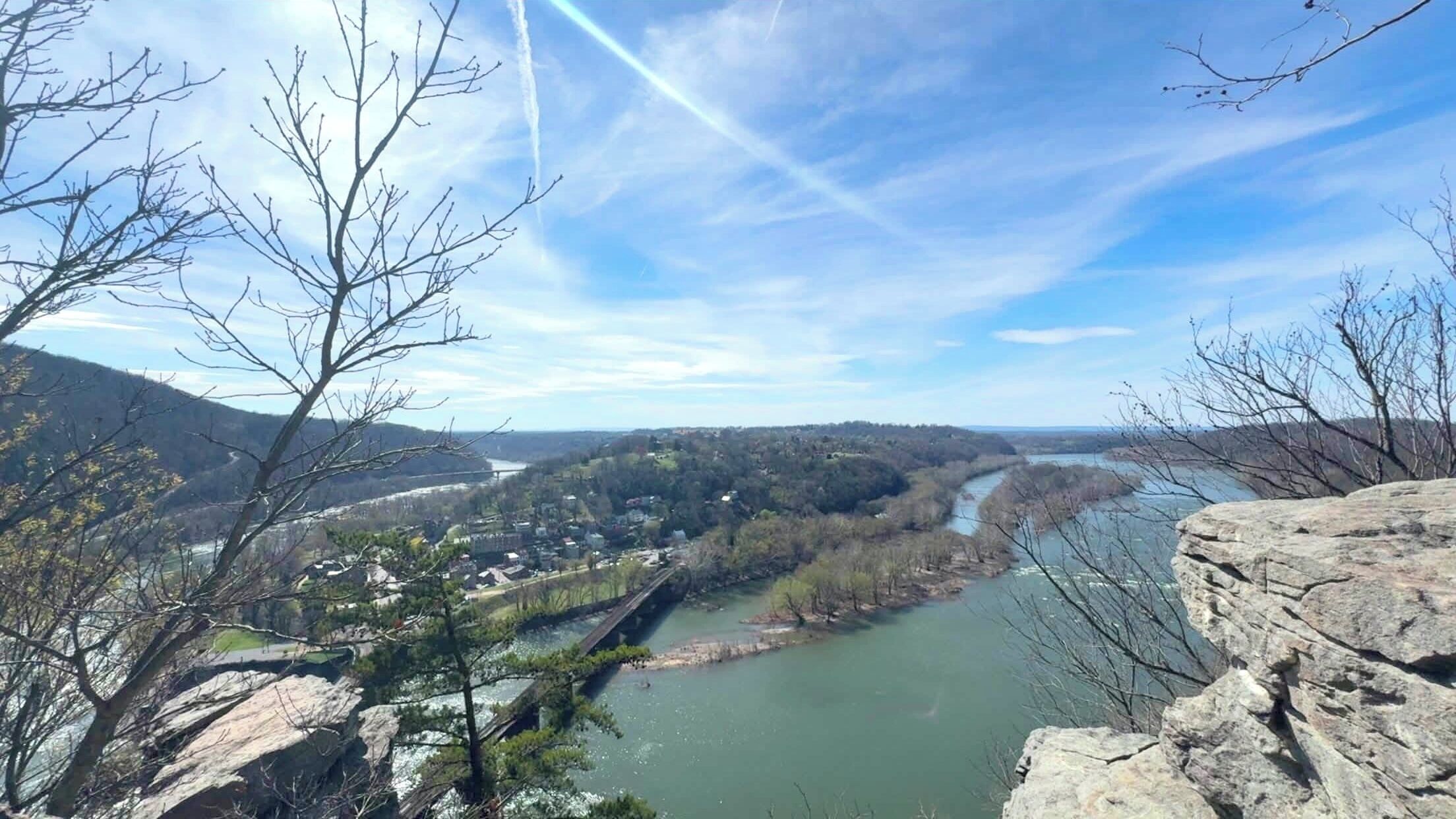 Only 12 minutes to the iconic Maryland Heights overlook!!