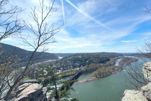 Only 12 minutes to the iconic Maryland Heights overlook!!