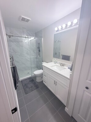 Shower, towels, soap, toilet paper - Cozy 2-bedroom condo in charming Northville with AC and gym access (Northville)