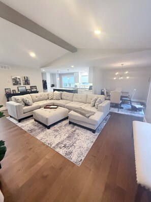 Living area - Cozy 2-bedroom condo in charming Northville with AC and gym access (Northville)