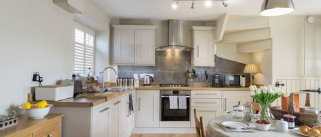 Kühlschrank, Mikrowelle, Ofen, Geschirrspüler