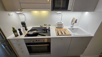 Frigorífico, horno, placa de cocina y lavavajillas