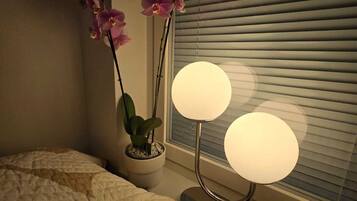 Escritorio, sistema de insonorización, Internet y ropa de cama