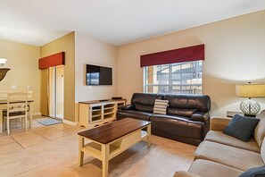 Smart TV - Disney 20min ☆ 4BR Townhome w/ Private Pool (Kissimmee)