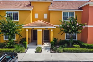 Exterior - Disney 20min ☆ 4BR Townhome w/ Private Pool (Kissimmee)