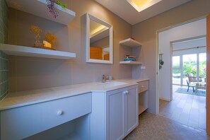 ヴィラ 4 ベッドルーム プライベートプール ガーデンビュー | バスルーム | ヘアドライヤー、タオル、トイレットペーパー