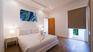 Villa, 4 habitaciones, alberca privada, vista al jardín | Caja de seguridad en la habitación y cortinas blackout