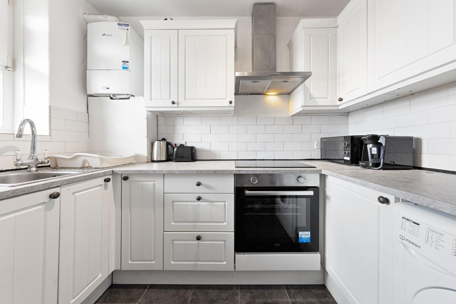 Kühlschrank, Mikrowelle, Ofen, Herdplatte