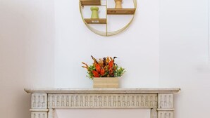 A corner fireplace with a white mantel, a round mirror above it, and a wooden floor. - Le Spacieux, Gare et Centre, Fibre et Bureau, Idéal Pro (Saint-Quentin)
