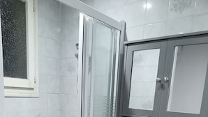 A modern bathroom with a glass-enclosed shower, a white sink, and a mirror cabinet. - Cosy Vallée Studio (Pau)