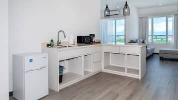 Een microgolfoven, een koffiezetapparaat/waterkoker