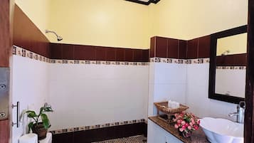 Cortinas blackout, tabla de planchar con plancha y wifi gratis