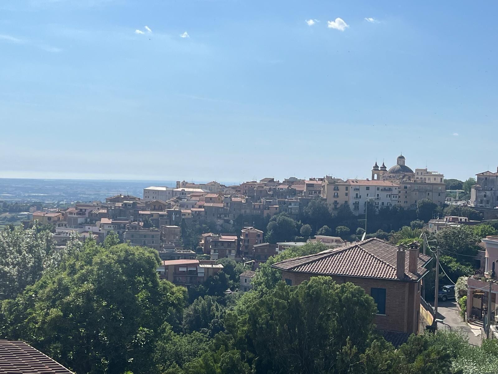 Un pueblo muy concurrido con una iglesia destacada y edificios residenciales aledaños.