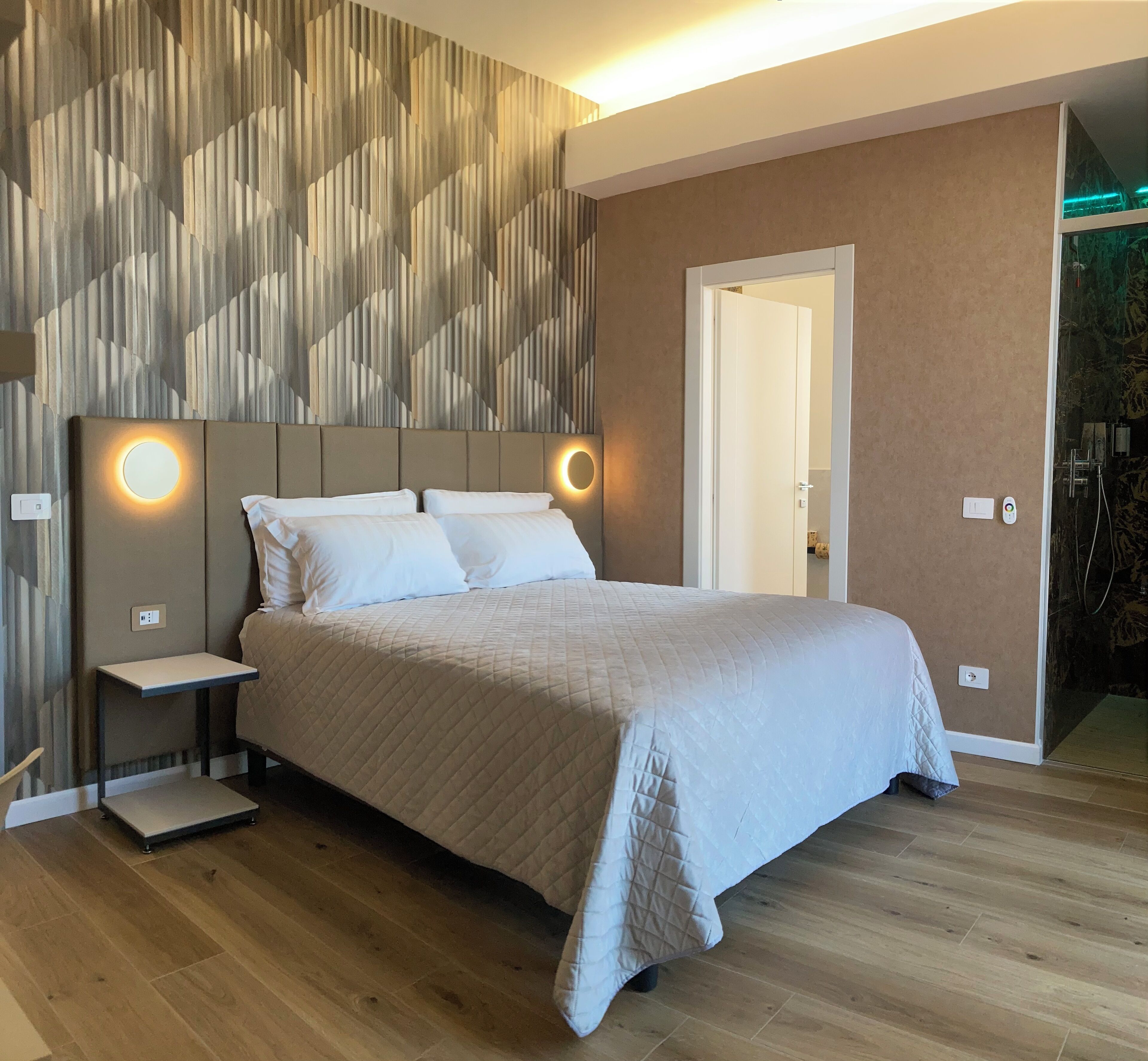 Dobbeltrom – superior, balkong, byutsikt | Safe på rommet, blendingsgardiner, lydisolert og wi-fi (inkludert)