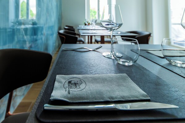 A dining table with a placemat, a wine glass, and cutlery. - ARICCIA LUXURY HOUSE (Ariccia)