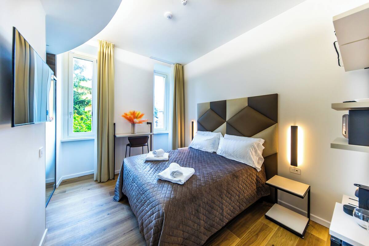 Habitación doble estándar, vista al patio | Caja de seguridad en la habitación, cortinas blackout y insonorización