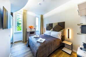 Habitación doble estándar, vista al patio | Caja de seguridad en la habitación, cortinas blackout y insonorización 