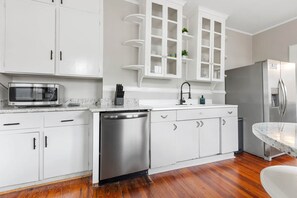Private kitchen - Cottontown Bungalow - Fast WiFi - Walk Downtown (Columbia)