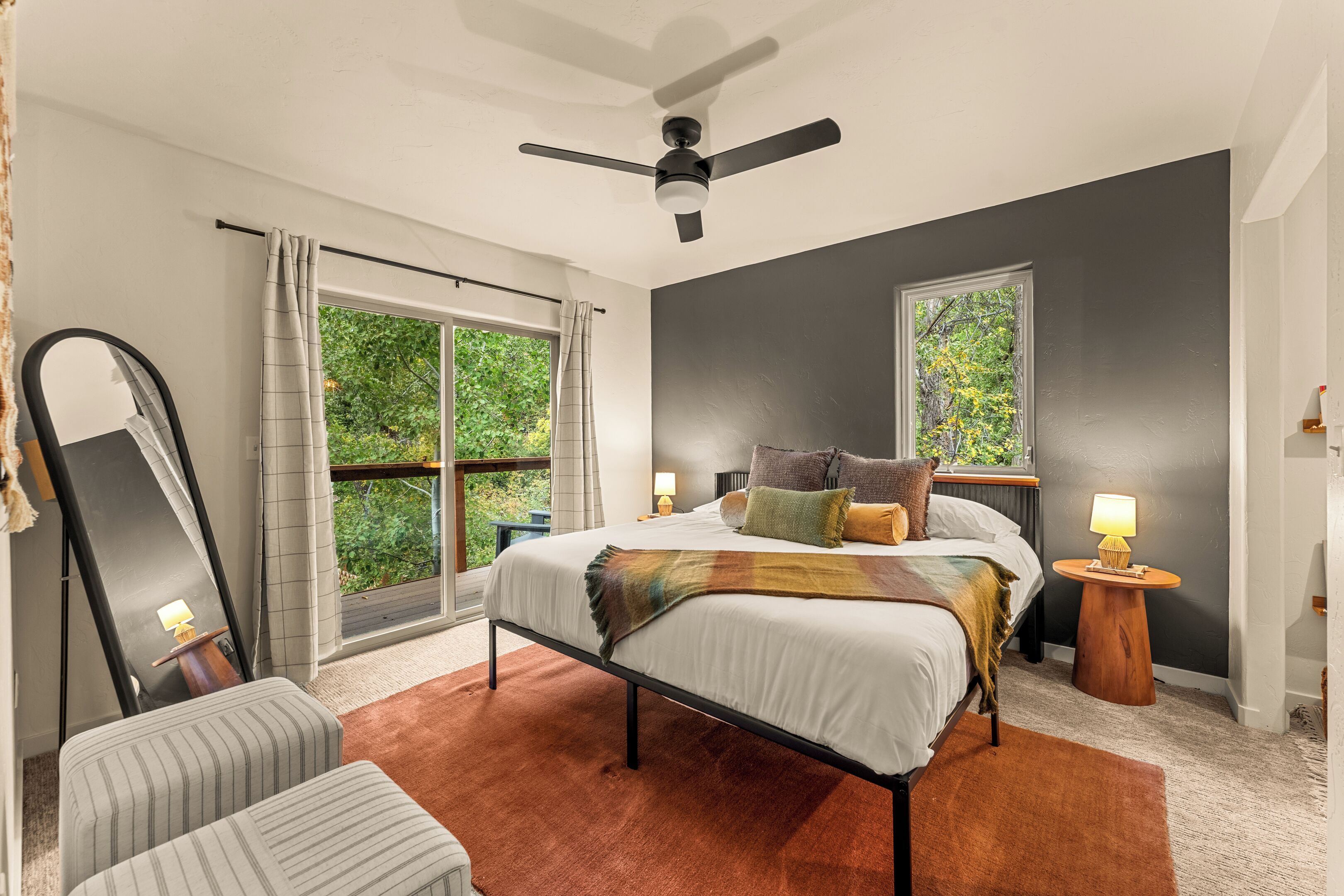 办公桌、旅行婴儿床、免费 WiFi、床单